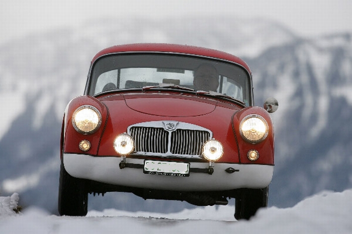 MG A Coupe Supercharged im Schnee von vorne.JPG